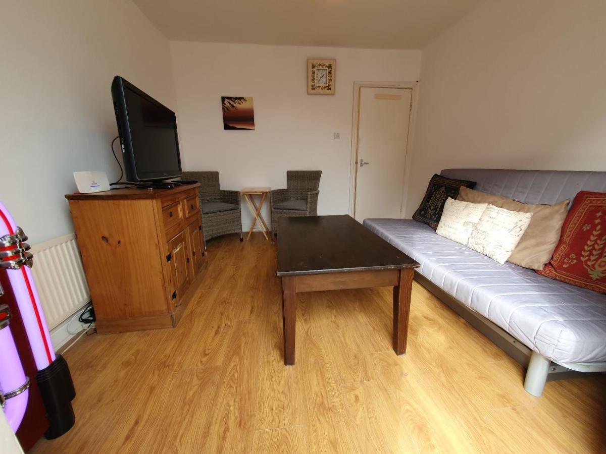 לונדון 63B Willesden Lane Two Bed Apartment מראה חיצוני תמונה