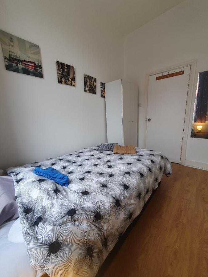 לונדון 63B Willesden Lane Two Bed Apartment מראה חיצוני תמונה